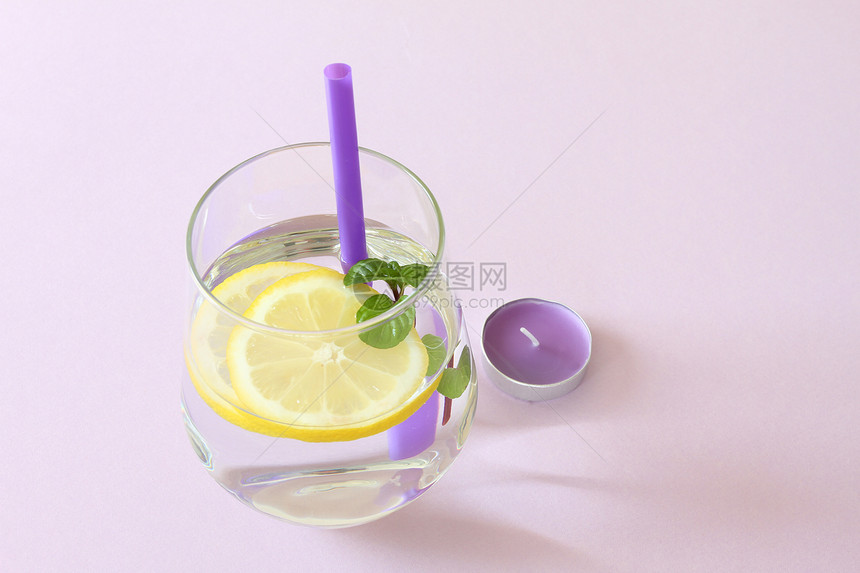 一杯纯净水和新鲜有机柠檬和薄荷图片