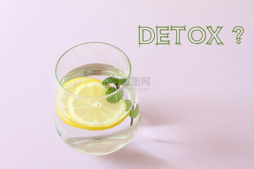 排毒文本杯水柠檬和薄荷一杯纯净水和新鲜的有机柠檬和薄荷图片