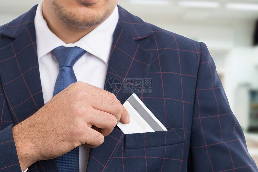 无名商人将空白信用卡作为非现金安全付款概念图片