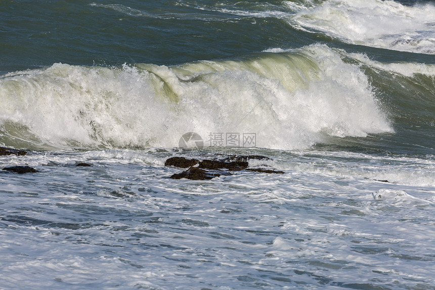 在岩石海岸冲破的海浪自然风光图片