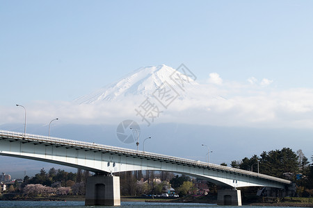 以雪帽为背景的富士山和以河口湖为前景的桥梁富士山是日本著图片