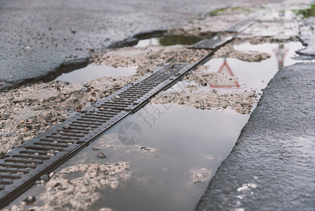 路边道路排水反映了水中环图片