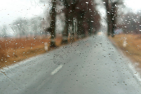 在大雨中驾车在高速公路上汽车玻璃上的图片