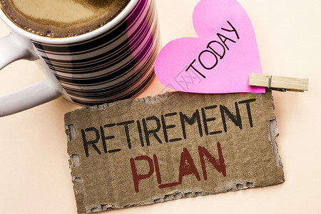 显示退休计划的文字符号为退休工人提供收入的概念照片储蓄投资在纯色背景粉红心和咖啡杯背景图片