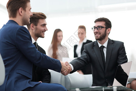 在办公室举行的商务会议上与商界人士握手Photowithplopy图片