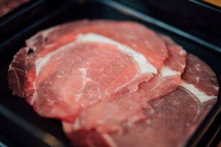 在BBQ用烧烤酱在菜盘上放牛肉生幻灯片亚基尼库烤炉自助餐背景图片