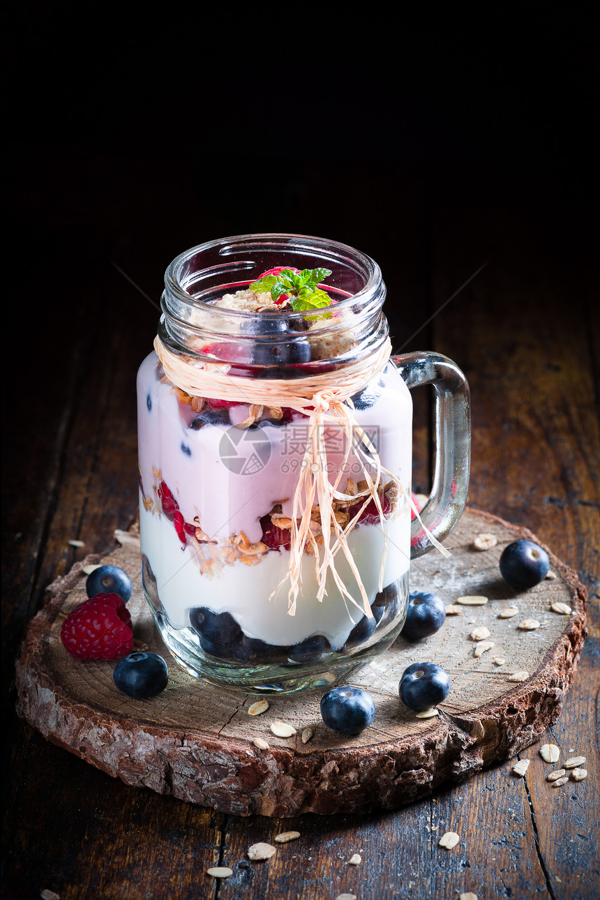 蓝莓酸奶和黑莓装在玻璃罐里呜图片