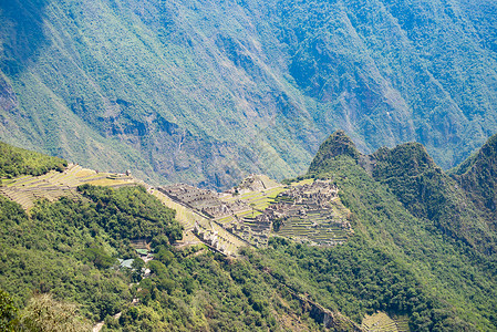 Picchu梯田从上到下Urubamba山谷的陡峭视野图片