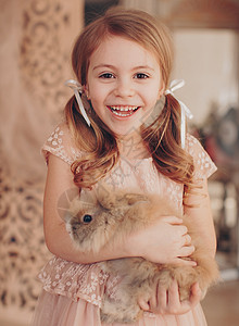 在家里穿着兔子的可爱小女孩快乐童年概图片
