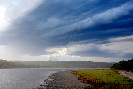 河流上空的大风暴云图片
