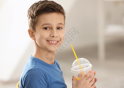 有趣的小男孩在家喝柑橘汁图片
