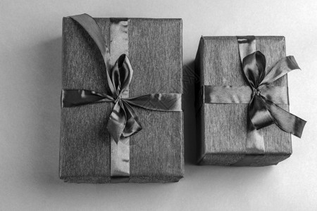 在灰色背景的典雅的礼物盒图片