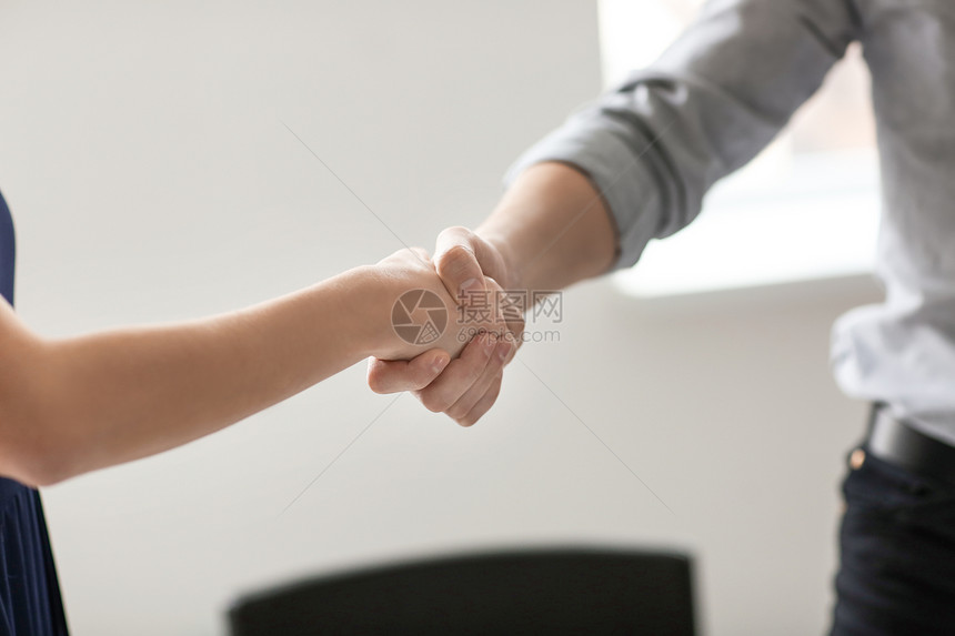 男女青年在商务会议上握手图片