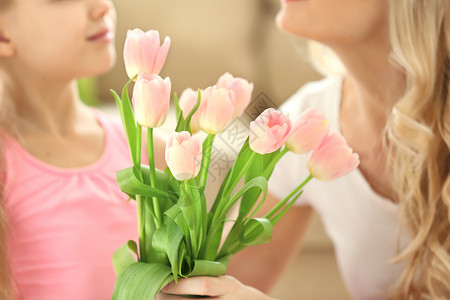 可爱的小女孩把郁金香花束图片