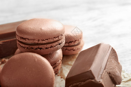 浅色背景中的美味巧克力马卡龙特写背景图片