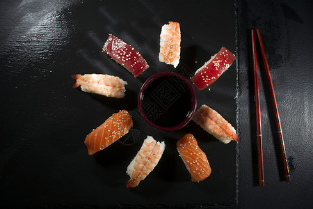 用筷子在黑板背景上展示圆形寿司板图片