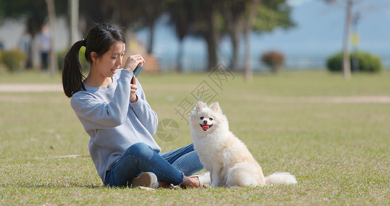 女人和她的狗合影图片