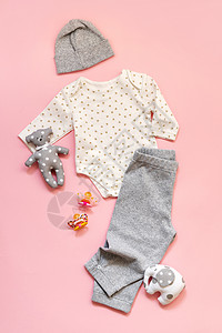 新生婴儿女婴衣服套装紧身衣裤帽子一套粉红色背景的春图片