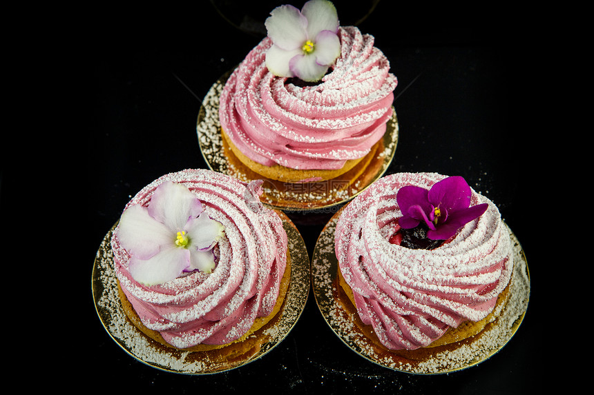 上面三张粉红紫罗兰和白色花朵装饰的粉色斑青图片