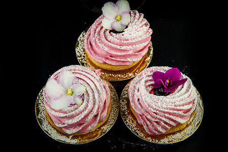上面三张粉红紫罗兰和白色花朵装饰的粉色斑青图片