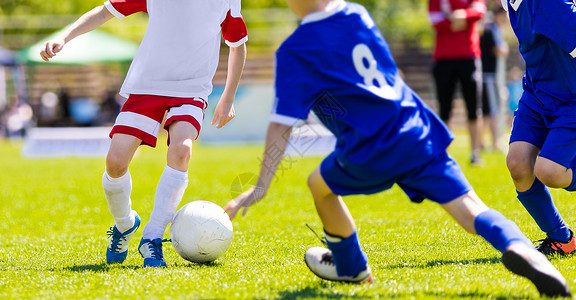 年轻球员的足球比赛儿童训练和足球锦标赛两名足球运动员之间的图片