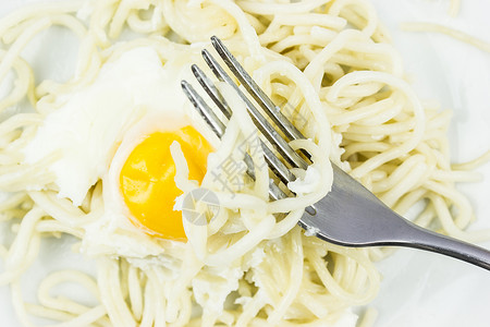 叉子上的炒鸡蛋和意大利面图片