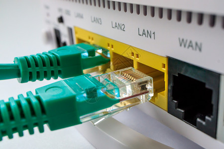 白色路由器包括两个绿色电缆连接器rg45图片
