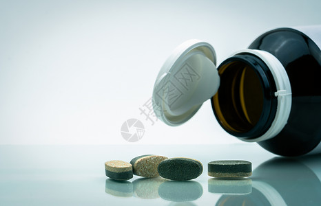 基本维生素和矿物质补充双层片剂药丸和药用玻璃瓶图片