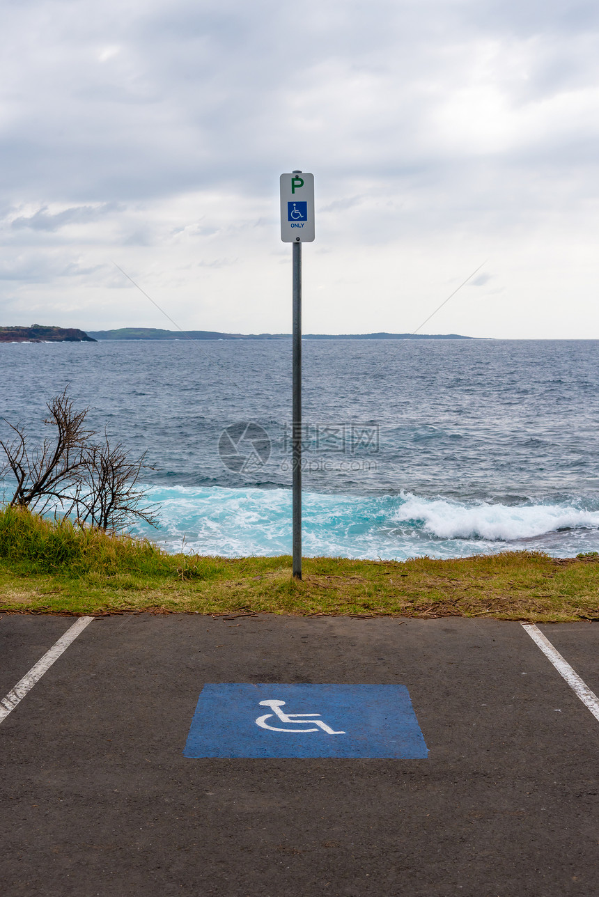 澳大利亚海滨附近残疾人特别停车点和标志专用泊图片