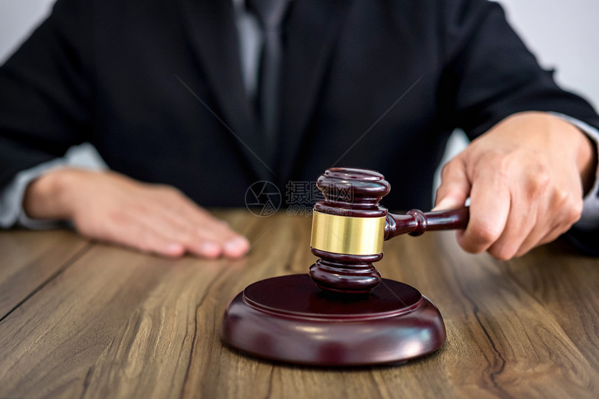 男律师或法官手敲响木槌在法庭上工作法图片