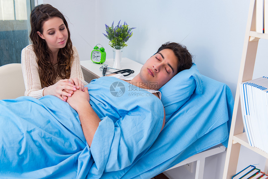 妻子在病房探望生病的丈夫图片