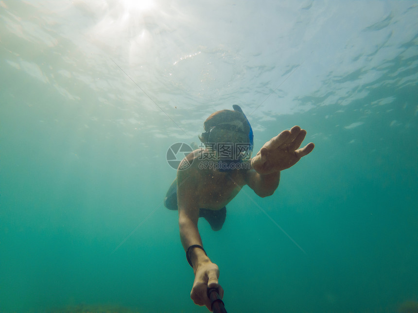泰国年轻高加索人潜泳男子在水图片