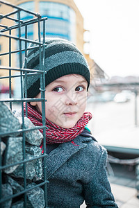 一个男孩的画像一个可爱的孩子沿着城市走一个孩子在街上玩耍图片