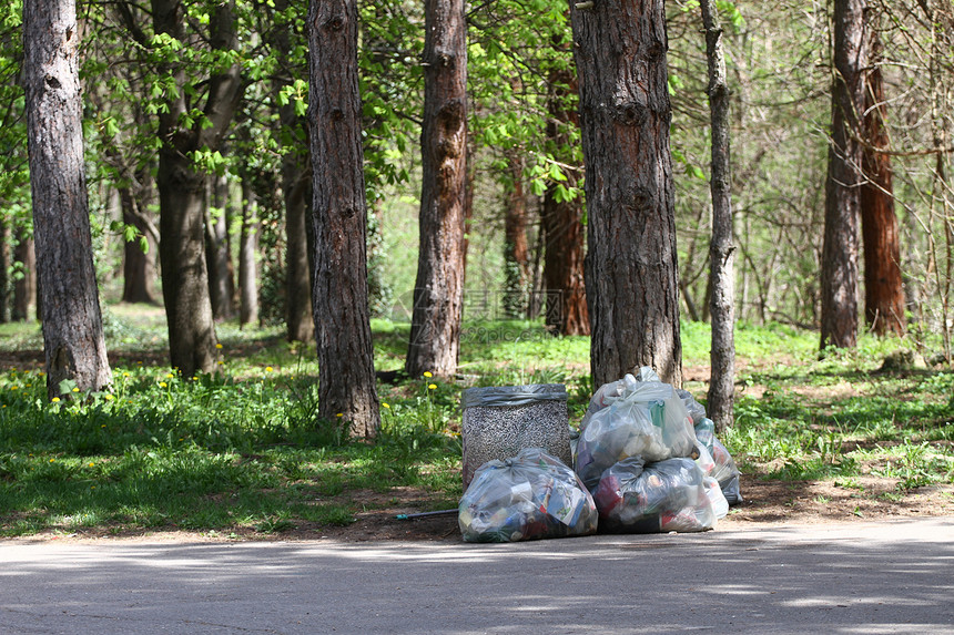 公园里的垃圾堆满了各种样的垃圾塑料对环境的污染公园里装满垃圾的塑料袋不包含可见的品图片