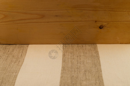 由木板表面和带条线的衬衣组成图片