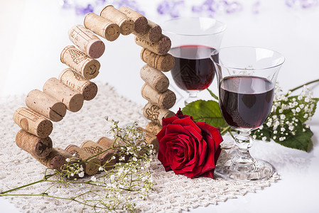 用红葡萄酒花装饰和用软木盖成图片