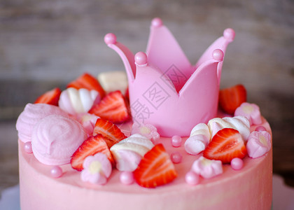 甜美的柔软粉红蛋糕配奶油草莓和王妃背景图片