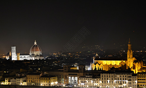 佛罗伦萨佛罗伦萨从米开朗基罗广场拍摄的佛罗伦萨夜景黄灯照亮了右侧的圣十字教堂背景图片