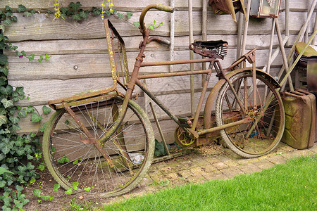 旧的生锈自行车展示图片