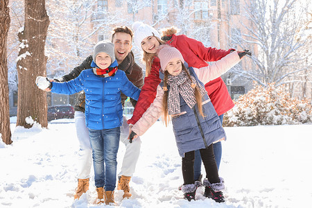 冬季公园幸福家庭的画像图片