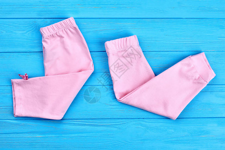 婴儿用的高品质棉马裤女婴棉质春季或夏季裤子折叠在木制背景上小图片