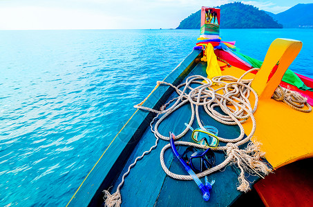 水肺潜水和浮潜一艘船的蓝色木甲板上的两个通气管木制背景游览泰国岛屿海图片
