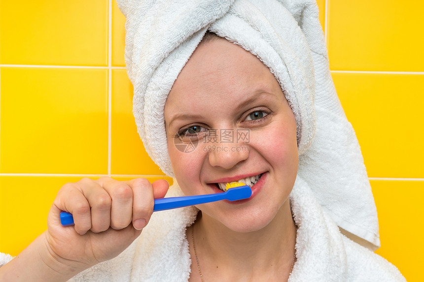 女人早上用牙刷牙牙科护理概念图片