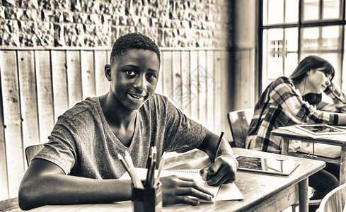 非洲男青少年在课堂上课图片