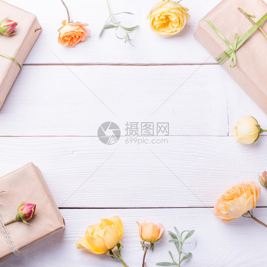 鲜花组成与礼物和白色木桌上的月季花图片
