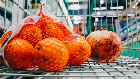 水果在超市的杂货车里每天在图片