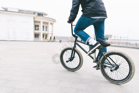 在广场的BMX上骑自行车一个十几岁的孩子在城里骑自行车图片