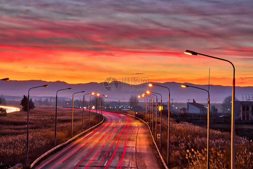 高速交通日落时高速公路图片