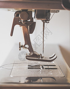 缝纫机缝合式缝纫过程操作期间缝纫机的脚图片