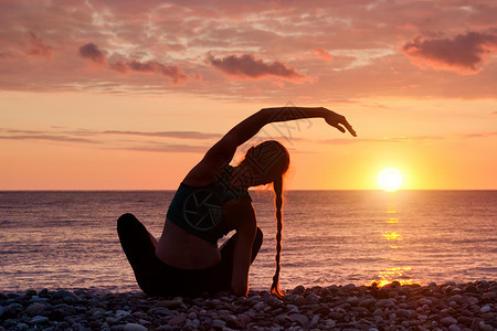 女孩在海滩上练瑜伽图片